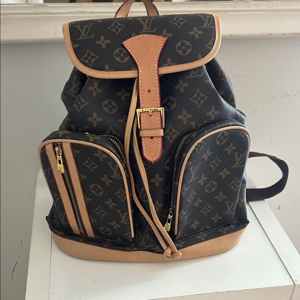 LV logo Monogram-Style